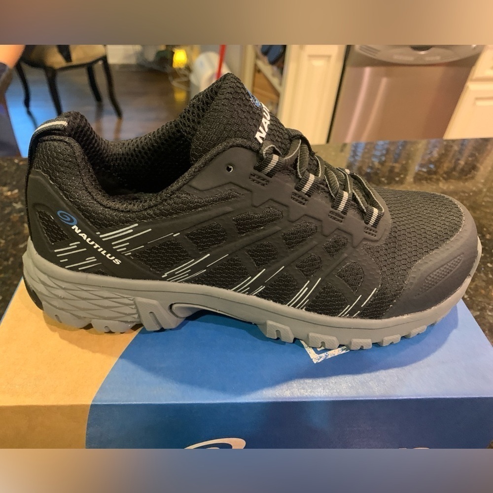 NIB Men’s Nautilus Work Shoe, size 8, black, composite toe.